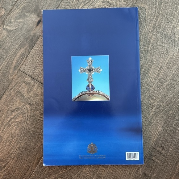 The Crown Jewels Official Guidebook Illustrated Paperback Tower of London - Picture 6 of 7
